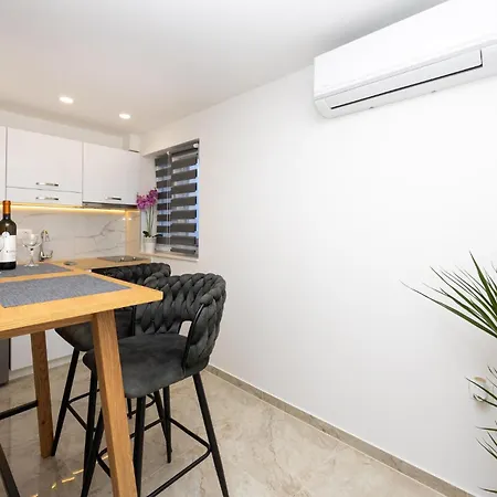 Amazing In Apartment *